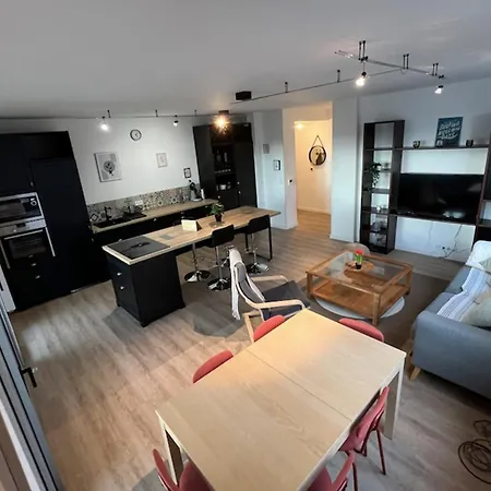 3-bedroom With Spacious Balcony Nantes