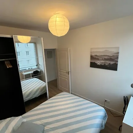3-bedroom With Spacious Balcony 아파트 *